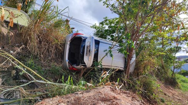 Mulher capota carro e cai em ribanceira enquanto ia para hospital em MG | Vales de Minas Gerais