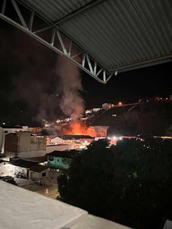 Refletor aquece, queima estoque de papel higiênico e destrói parte de depósito de supermercado em MG | Vales de Minas Gerais