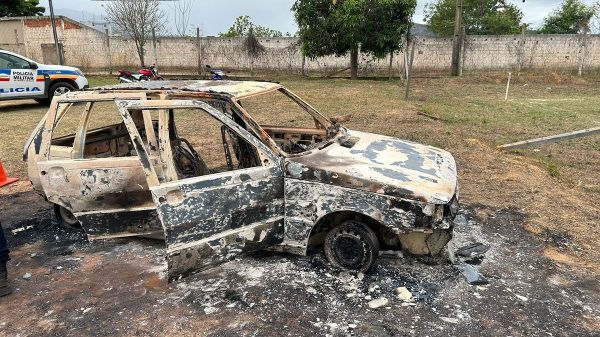 Carro carbonizado com corpo de mulher dentro é encontrado em MG | Vales de Minas Gerais