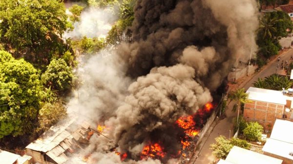 Galpão com materiais recicláveis pega fogo em Santana do Paraíso; não tinha licença ambiental, segundo a polícia | Vales de Minas Gerais