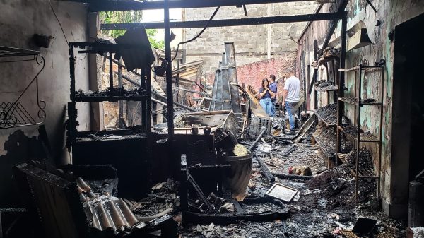 'É uma perda muito grande', diz proprietária de floricultura destruída por incêndio em Governador Valadares | Vales de Minas Gerais