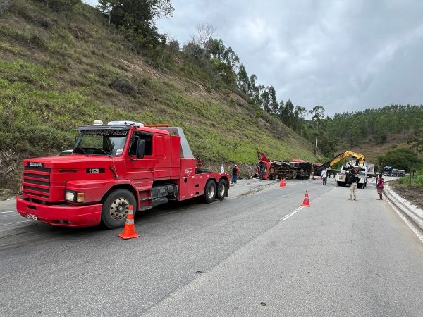 Caminhão tomba na BR-116 próximo a Catuji e deixa dois mortos