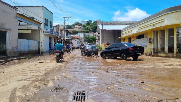 Dezesseis famílias estão desabrigadas e mais de 2 mil pessoas desalojadas após temporal em Conselheiro Pena