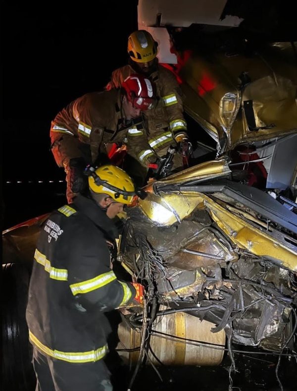 Caminhoneiro morre após batida frontal entre duas carretas na BR-381 em Jaguaraçu