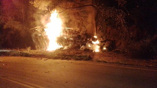 Caminhão é destruído por fogo na MGC-259 em Governador Valadares; motorista escapa saindo pela janela