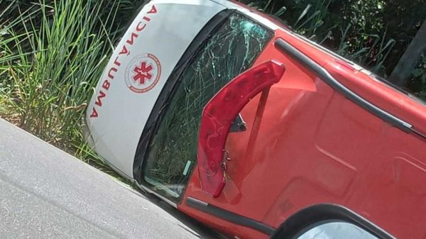 Ambulância do SAMU se envolve em acidente em Ipatinga