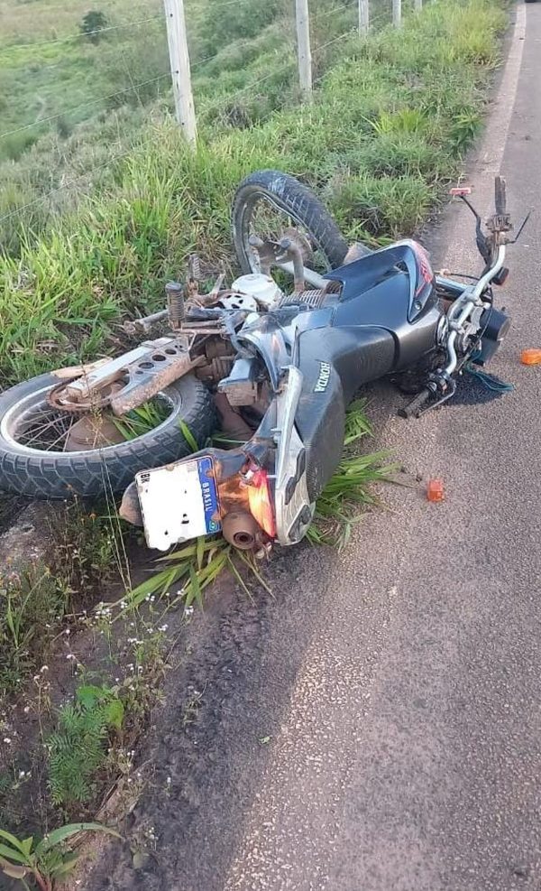 Idoso morre após perder controle de motocicleta e bater em valeta, na MGC 259