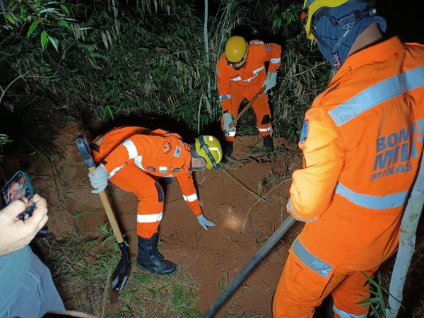 Corpos com sinais de violência em cova rasa são encontrados na cidade de Manhuaçu