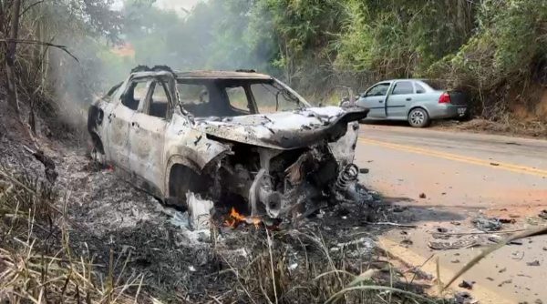 Três pessoas ficam feridas após batida na MG-424 próximo a Entre Folhas | Vales de Minas Gerais