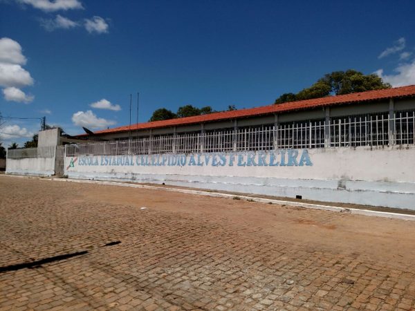 Estudante ateia fogo em sala de aula e esfaqueia três colegas numa escola de MG | Vales de Minas Gerais