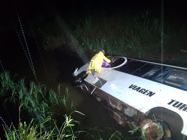 Dezoito pessoas ficam feridas após ônibus de estudantes capotar e cair dentro de rio em MG | Vales de Minas Gerais