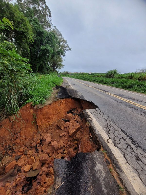 Asfalto cede em trecho da BR-262, em Martins Soares