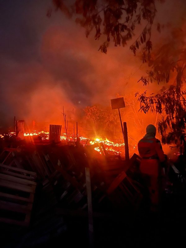 Depósito de madeira pega fogo à margem da BR-259, em Governador Valadares