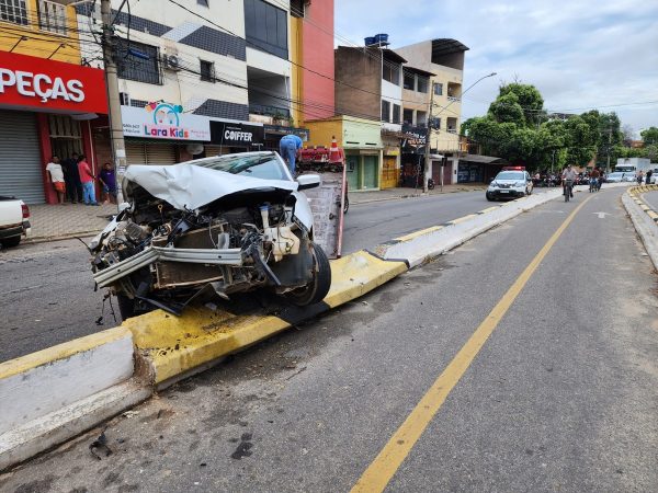 Motorista perde controle direcional e bate em mureta de proteção de ciclovia em Governador Valadares