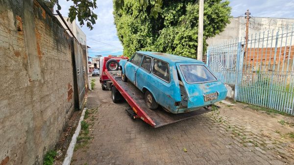 Veículos abandonados são removidos das ruas de Governador Valadares | Vales de Minas Gerais