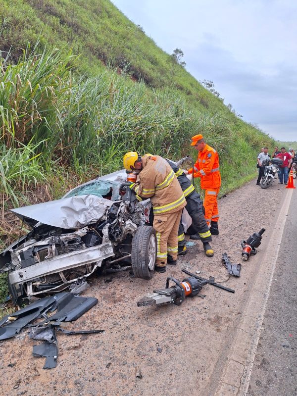 Idosa fica ferida em acidente entre carro e bitrem na BR-381