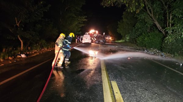 Motorista em estado grave após acidente que matou quatro na BR-381, em Governador Valadares, segue internado