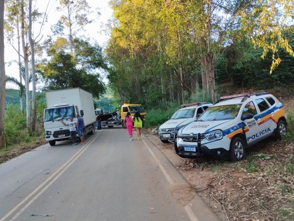 Engavetamento deixa cinco pessoas feridas na MG-111, em Simonésia