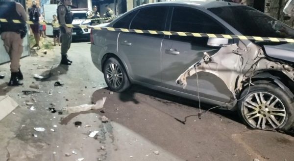 Motorista colide contra casa, sai de carro e atira em dois irmãos em Caratinga; um deles morreu