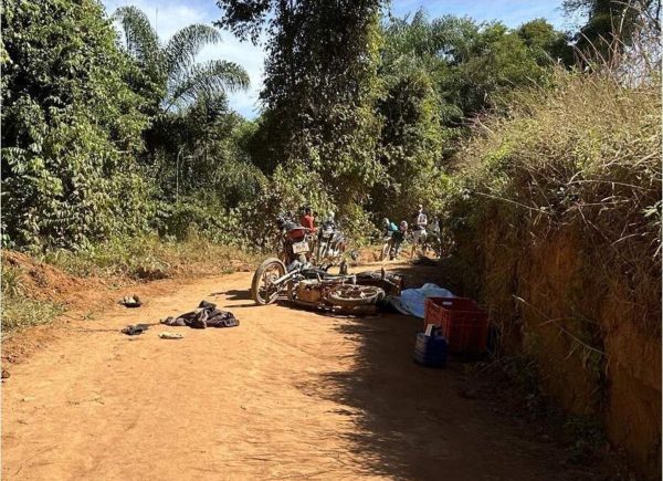 Motociclistas batem de frente em estrada rural; um morreu e outro ficou gravemente ferido