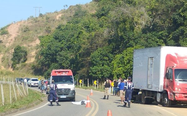 Motociclista morre após bater na lateral de um caminhão na BR-474