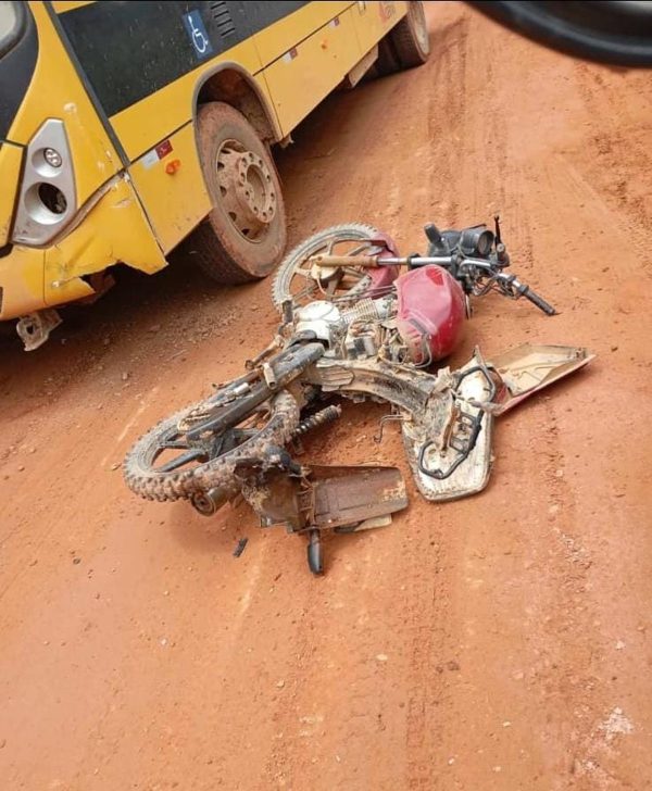 Motociclista bate em ônibus escolar e morre em Mutum