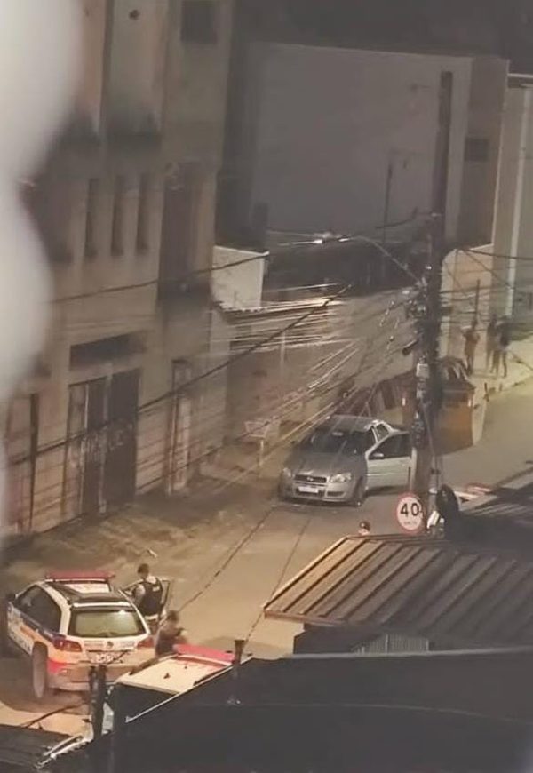 Assaltantes com submetralhadora tentam roubar armas guardadas em casa de Santana do Paraíso