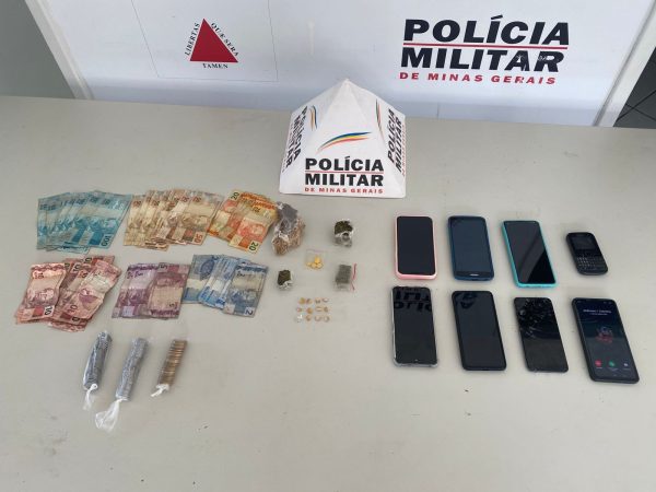 Cinco pessoas, entre elas três irmãos, são levadas para a delegacia após PM apreender drogas em casa