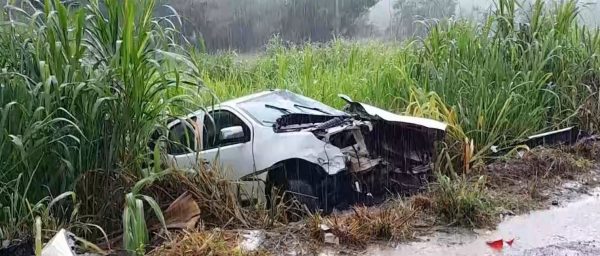 Taxista morre após acidente entre carro e caminhonete na BR-116, em Teófilo Otoni