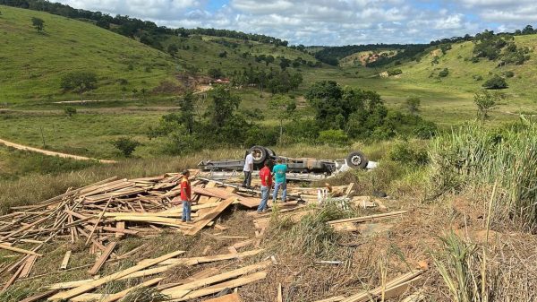 Caminhão tomba em ribanceira na LMG 682 e deixa dois mortos em Machacalis