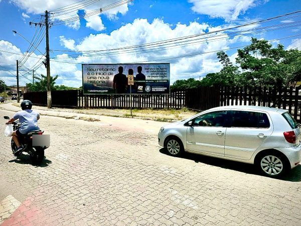 Prefeitura de Governador Valadares ergue outdoors pela cidade para acolher deportados | Vales de Minas Gerais