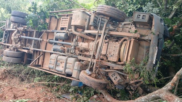 Motorista morre após caminhão tombar na LMG-752, em Rio Vermelho | Vales de Minas Gerais