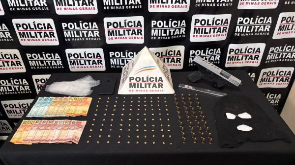 Dois homens são presos com submetralhadora durante operação da PM em Itaobim