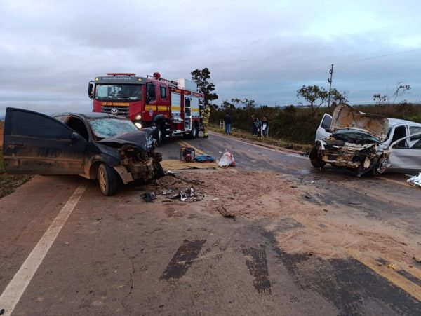 Acidente entre dois carros deixa cinco vítimas na MG-308; uma morreu no local
