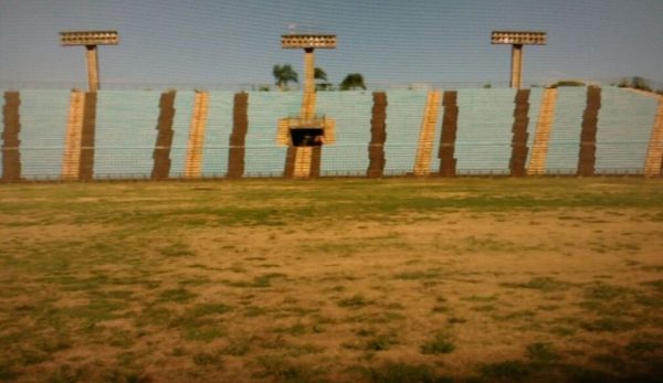 Estádio Ipatingão está com gramado deteriorado (Foto: Reprodução/Inter TV dos Vales)