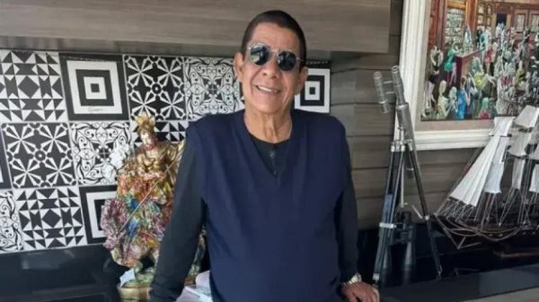 Zeca Pagodinho diverte fãs com look invernal e viraliza nas redes